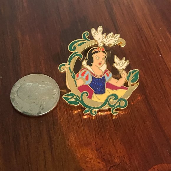 2006 Snow White Dove Disney Parks Pin - Picture 2 of 4